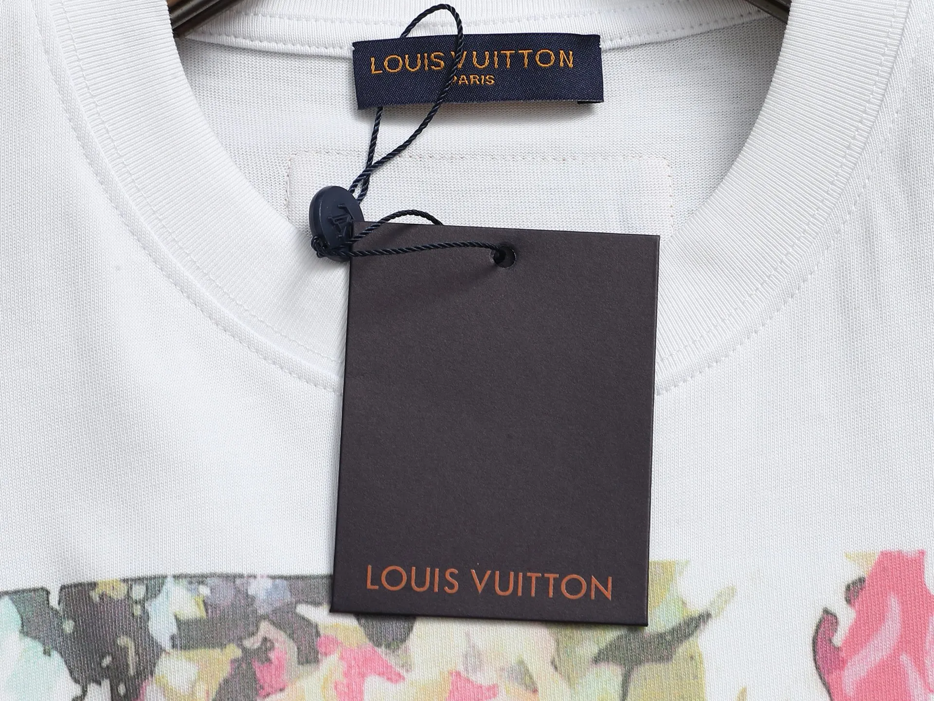 🅿️170 LV 25ss spring and summer printed short T series -1v Yayoi Kusama series pumpkin 🎃 pattern round neck short-sleeved T-shirt. Made of 32-count double yarn pure cotton 240g, washed at high temperature, will not shrink or fade. Comfortable to the touch, super texture❤️ Back-stitched cuff design, yellow back-mark embellishment, and a full set of accessories. A must-have for trendy men and trendy women, the classic drop-shoulder slightly wide version is available exclusively from stock!         ⚠️Only make high quality products, reject junk goods!  -Color: White Black -Size: XS S M L -Crowd: Unisex